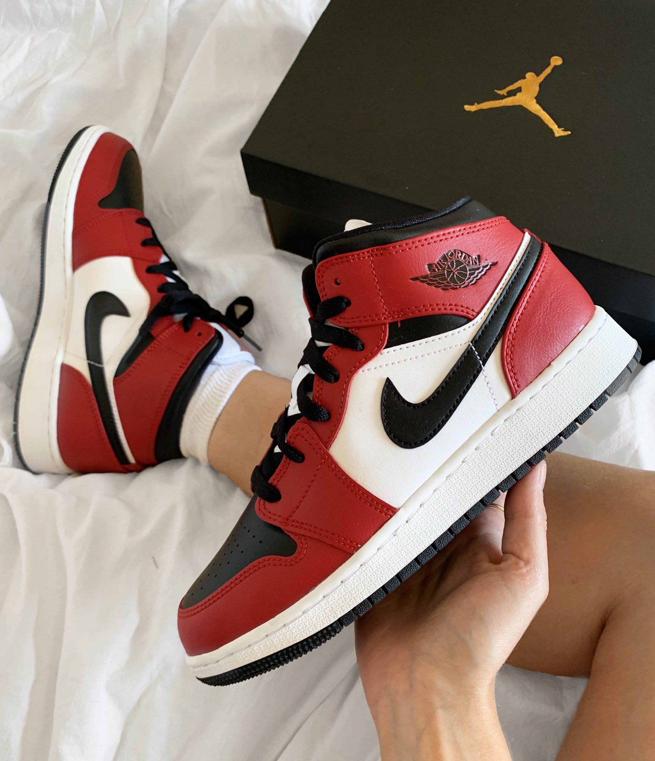 air jordan i mid chicago black toe