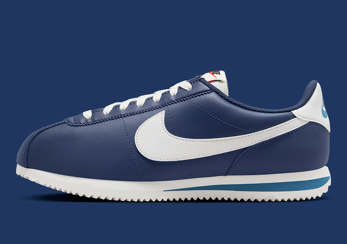 Nike Cortez tái xuất hiện trong phối màu “Midnight Navy”