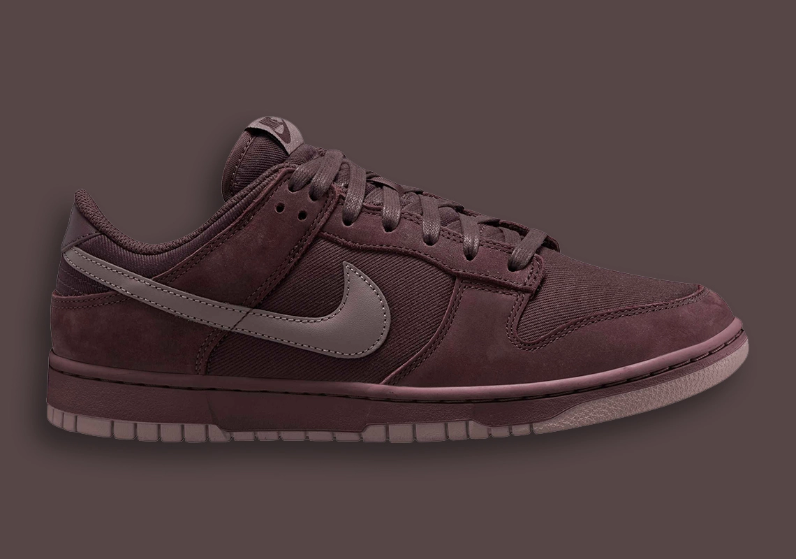 Màu đỏ oi bức của rượu Bordeaux tràn ngập đôi giày Nike Dunk Low Canvas And Suede này